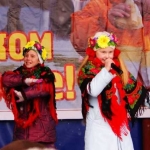 Согреться помогали зажигательные танцы и песни