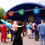 В 11:00 на сцене началась праздничная программа